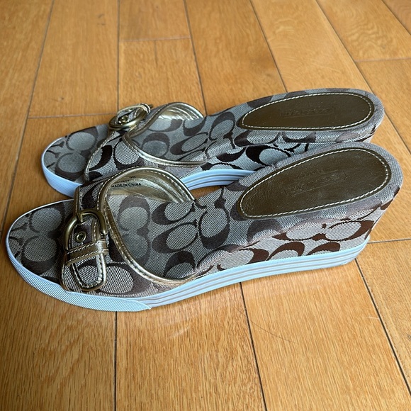 Coach signature wedged sandals. - Picture 4 of 8